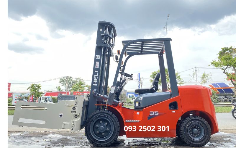 Xe nâng dầu 3.5 tấn lắp kẹp vuông