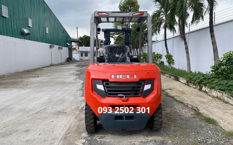 Mặt sau xe nâng dầu 5 tấn