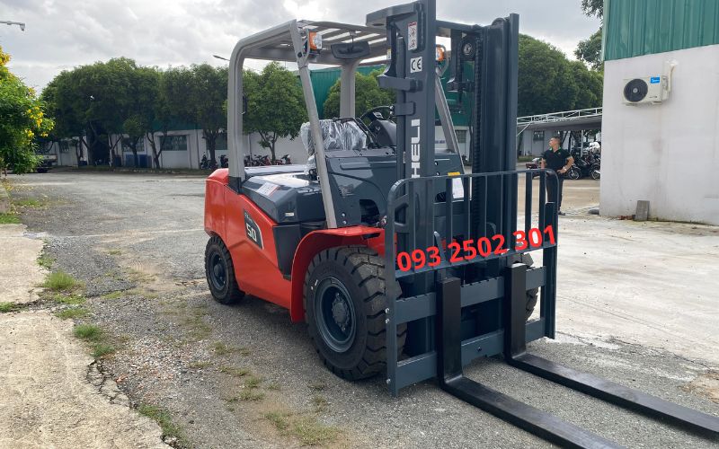 Mặt trước xe nâng dầu 5 tấn