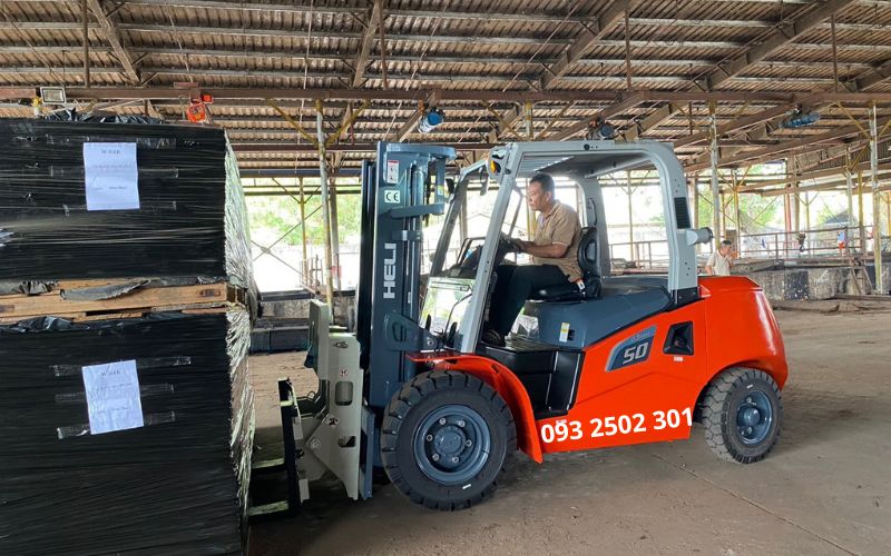 Xe nâng dầu 5 tấn lắp gật gù