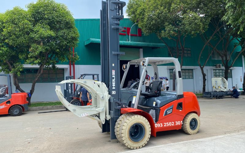 Xe nâng dầu 5 tấn lắp kẹp tròn (kẹp giấy)