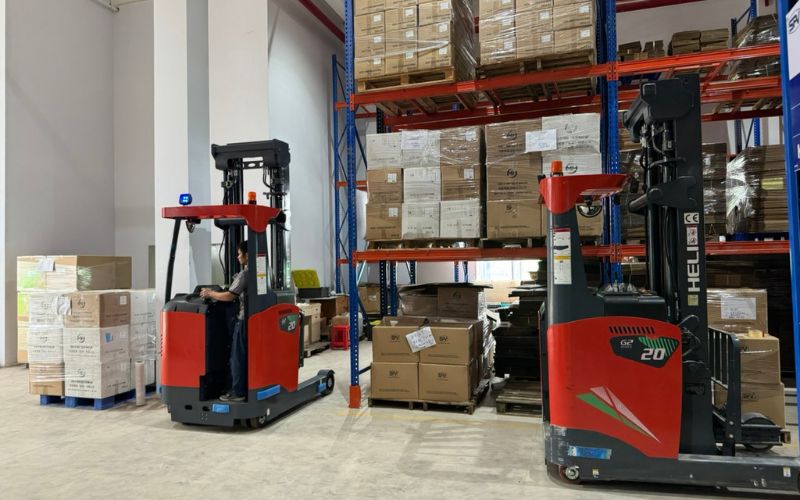 Xe nâng reach truck đứng lái 2 tấn