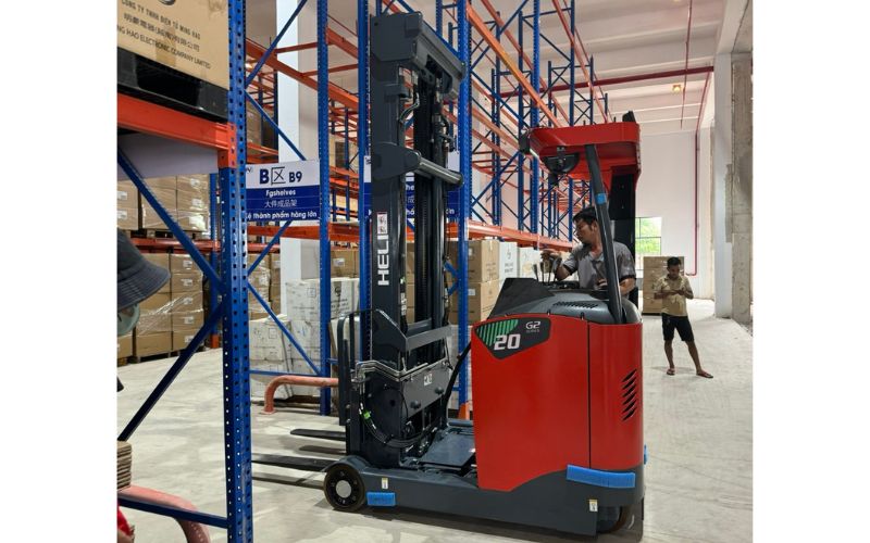 Xe nâng reach truck đứng lái HELI