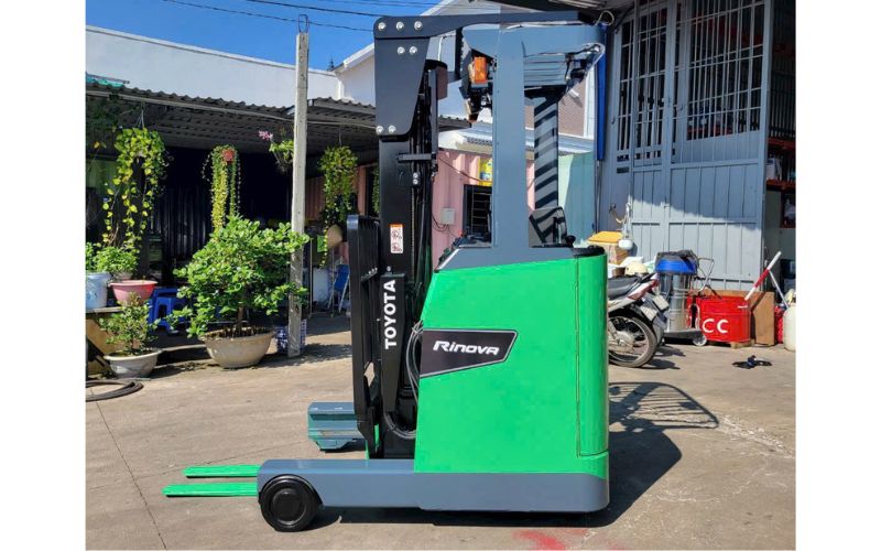 Xe nâng reach truck đứng lái Toyota