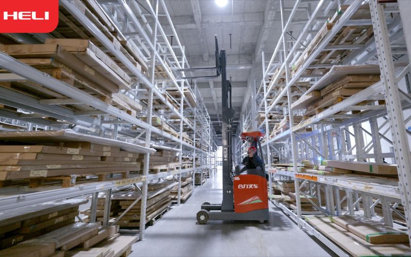 Xe nâng reach truck đứng lái