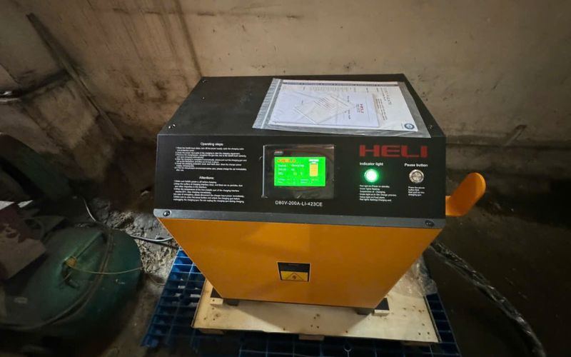 Sạc xe nâng điện reach truck 1.6 tấn pin lithium