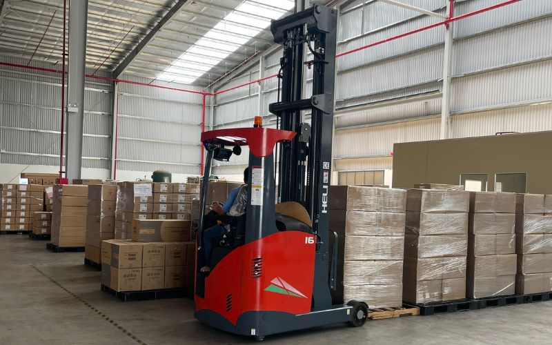Xe nâng reach truck ngồi lái HELI