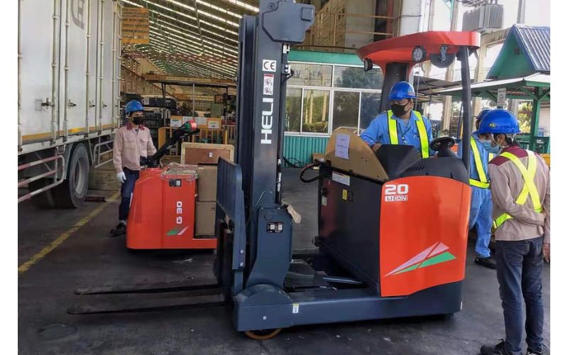 Xe nâng reach truck 2 tấn ngồi lái