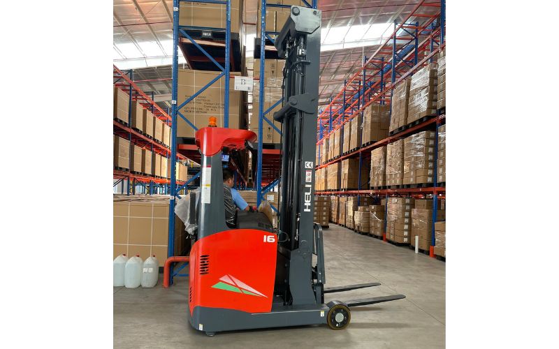 Xe nâng reach truck ngồi lái